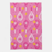 Met een roze monogram en een wit tennisracketpatro theedoek (Verticaal)