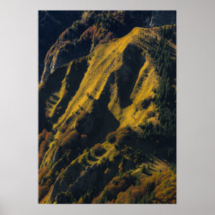 Met gras bedekte berg in de herfst poster