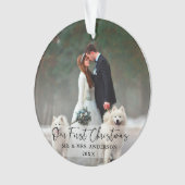 Met handgeschreven script Eerste Kerstbruiloft Fot Ornament (voorkant)