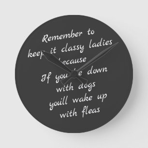 Met honden slapen, wakker worden met vlooien ronde klok