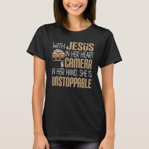 Met Jezus in haar hart en camera in haar hand... T-shirt