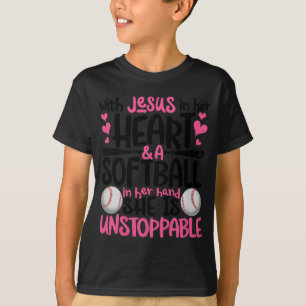 Met Jezus in haar hart en een softbal is ze onst T-shirt