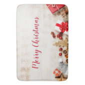 Met kerstmis behandelde items op een Rustige Woode Badmat (Voorkant Verticaal)