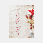 Met kerstmis behandelde items op een Rustige Woode Fleece Deken (Voorkant)