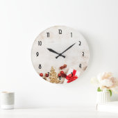 Met kerstmis behandelde items op een Rustige Woode Grote Klok (Huis)