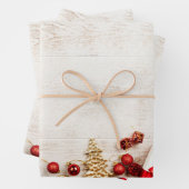 Met kerstmis behandelde items op een Rustige Woode Inpakpapier Vel (In situ)