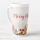 Met kerstmis behandelde items op een Rustige Woode Latte Mok (Linkerhoek)