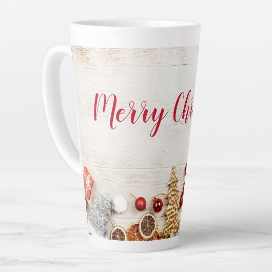 Met kerstmis behandelde items op een Rustige Woode Latte Mok (Linkerhoek)