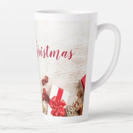 Met kerstmis behandelde items op een Rustige Woode Latte Mok (Rechts)