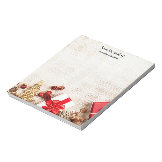 Met kerstmis behandelde items op een Rustige Woode Notitieblok (Gedraaid)
