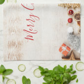 Met kerstmis behandelde items op een Rustige Woode Theedoek (Gevouwen)