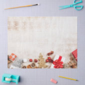 Met kerstmis behandelde items op een Rustige Woode Tissuepapier (Craft)