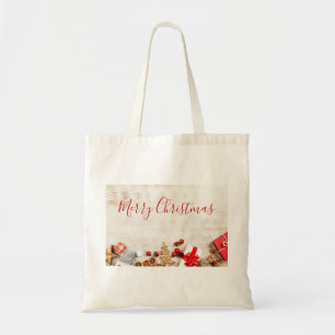 Met kerstmis behandelde items op een Rustige Woode Tote Bag
