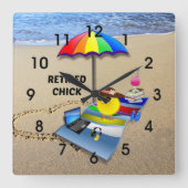 Met pensioen gegane kip op het strand, schattig en vierkante klok (Voorkant)