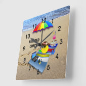 Met pensioen gegane kip op het strand, schattig en vierkante klok (Hoek)