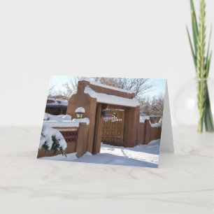 Met sneeuw bedekte adobe poorten feestdagen kaart