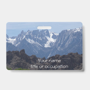Met sneeuw bedekte bergen van Lone Pine Badge