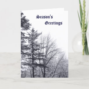 Met sneeuw bedekte bomen: verticaal feestdagen kaart