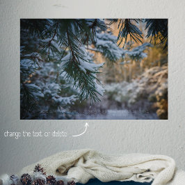 Met sneeuw bedekte dennenboom in het winterbos poster