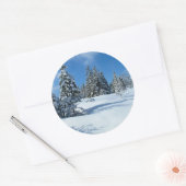 Met sneeuw beklede bomen, wintersceen ronde sticker (Envelop)