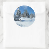 Met sneeuw beklede bomen, wintersceen ronde sticker (Tas)