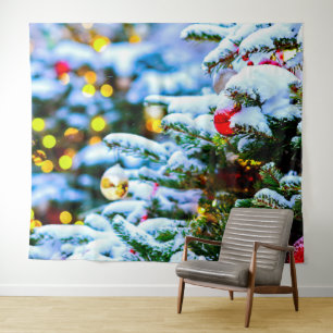 Met sneeuw beklede kerstboom in de openlucht wandkleed
