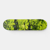 Met zondeklapte bladeren in het bos skateboard (Horizontaal)