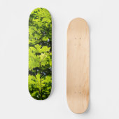 Met zondeklapte bladeren in het bos skateboard (Voorkant)