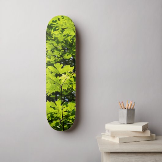 Met zondeklapte bladeren in het bos skateboard (Muurkunst)
