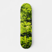 Met zondeklapte bladeren in het bos skateboard (Voorkant)