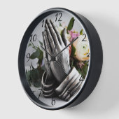 Metaal uitziende biddende handen met pioenenbloeme (Hoek)