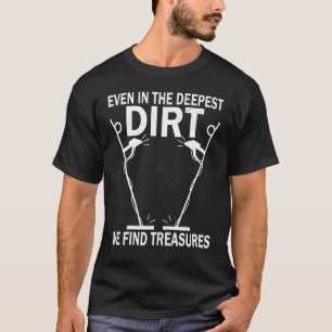 Metaaldetector voor het opsporen van schatten bij t-shirt