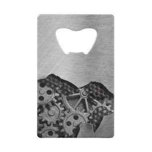 Metalen achtergrond met mechanische schade kredietkaart flessenopener