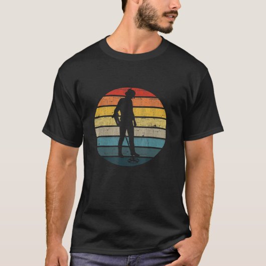 Metalen detector silhouet op een verontruste retro t-shirt (Voorkant)