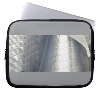Metalen grijze laptophoes met architectuur laptop sleeve