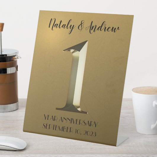 Metallic gold eerste trouwdag reclamebord met voetstuk (Insitu)