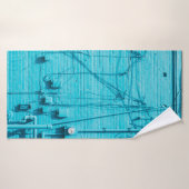 MÈTRE ÉLECTRIQUE SUR MUR EN BRIQUE BLEUE (Serviette de bain)