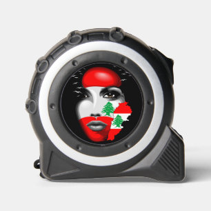 Mètre Ruban Drapeau et carte du Liban sur le visage de la fill
