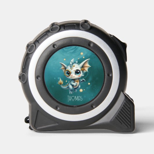 Mètre Ruban Little Steam Dragon – Professional Chaos Engineer. (Recto)