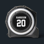 Mètre Ruban Varsity sports blanc noir nom d'équipe<br><div class="desc">varsity sports noir et blanc nom personnalisé et numéro monogramme Mesure sur bande. Le style sportif varié. Customisez-le avec votre nom, âge, année, numéro ou nom d'équipe sportive. Texte blanc personnalisé, arrière - plan noir. Consultez le reste de la collection Brighton Projects pour trouver les éléments correspondants et coordonnés. N'hésitez...</div>