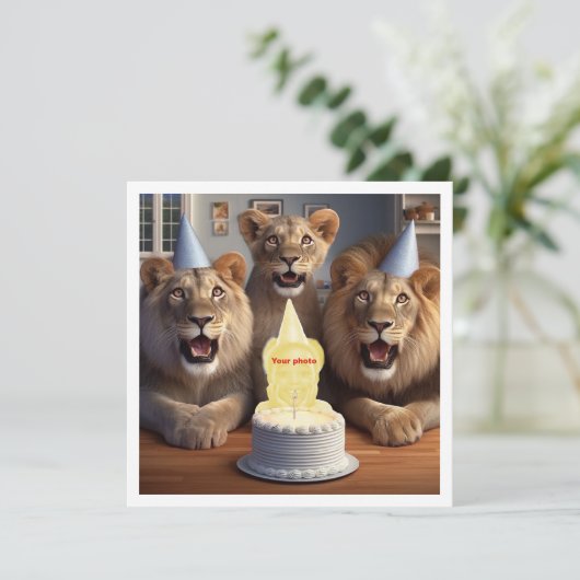 Mettez mon visage dans l'image, carte de lions et  (Debout devant)
