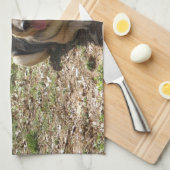 Mettez votre bébé sur une serviette de main de (Quart Plié)