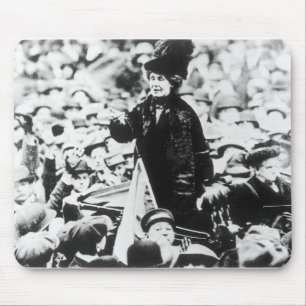 Mevrouw Emmeline Pankhurst richt zich tot een krui Muismat