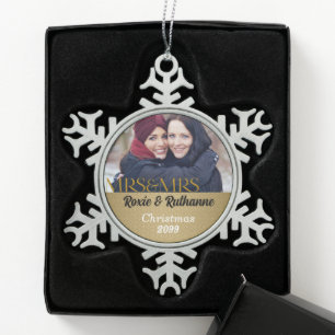 Mevrouw en mevrouw Lesbian Kerstmis in Gold Tin Sneeuwvlok Ornament