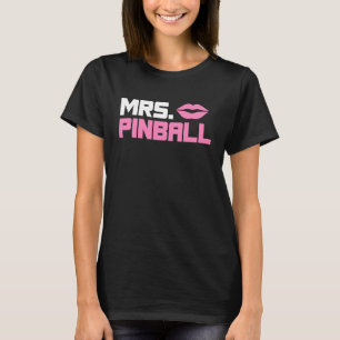 Mevrouw Pinball-gamer-gamer ziet mannen uit T-shirt