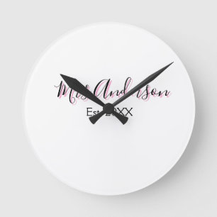 Mevrouw voeg naam toe achternaam zwart roze jaar m ronde klok