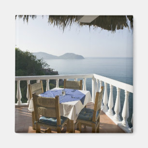 Mexico, Guerrero, Zihuatanejo. Cafétafel over Magneet