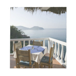 Mexico, Guerrero, Zihuatanejo. Cafétafel over Notitieblok