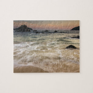 Mexico, Guerrero, Zihuatanejo.  Surfen langs een Legpuzzel