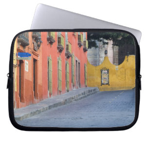 Mexico, San Miguel de Allende, Huizen langs Laptop Sleeve